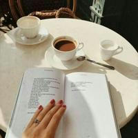 كتاب وكوب قهوة