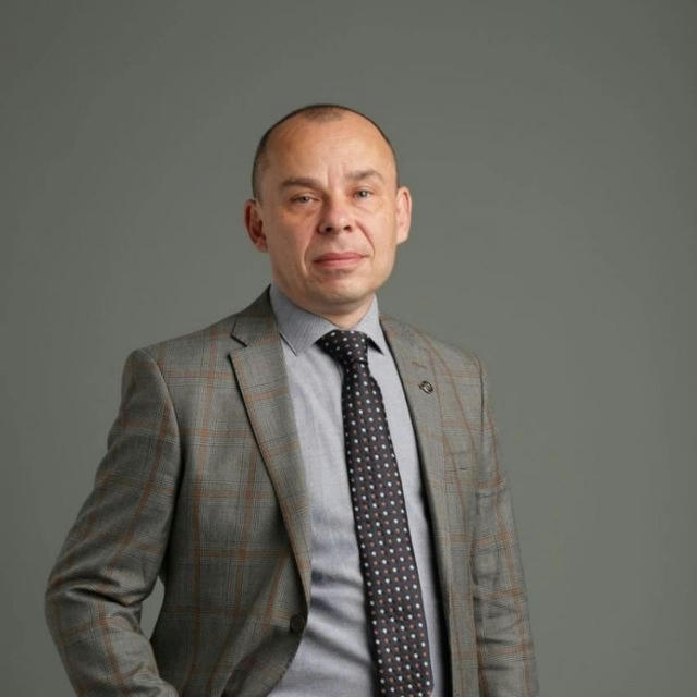 Олег Максаков