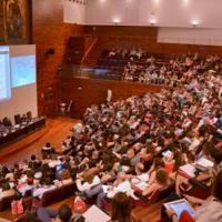 المؤتمرات والبحث العلمي والبرامج التدريبية الأكاديمية والمنح الدراسية
