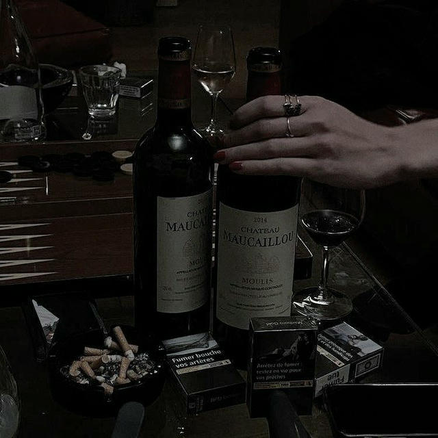 Cigarettes et vin.