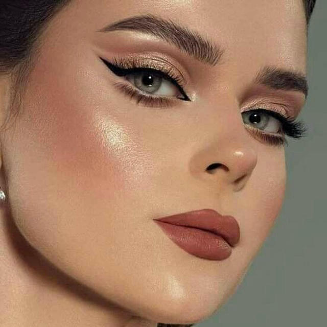 مغرمة بـ أرتسيت 💄🍒 . .